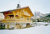 chalet l'hiver avec la dent d'oche en fond